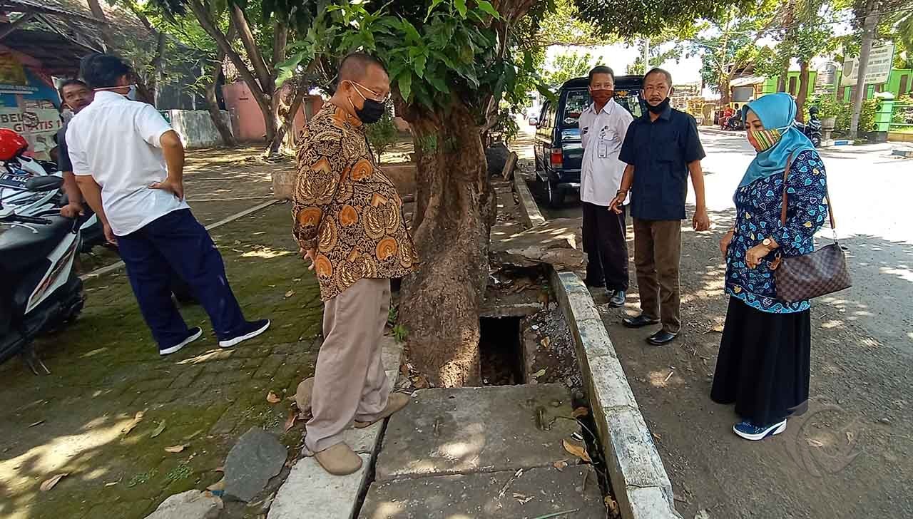 Normaliasi Saluran Air Depan TWSL Kota Probolinggo Tak Selesai, PUPR Belum Bayar Ongkos Tukang