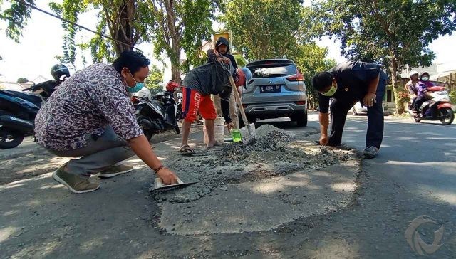 Kesal Sikap Pemkot Probolinggo, Komisi III Tambal Jalan Rusak Pakai Kocek Sendiri