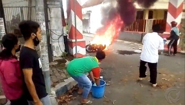 Bikin Penasaran, Dua Perempuan Kabur Saat Sepeda Motornya Terbakar