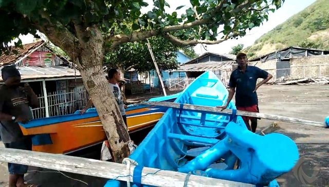 Gelombang Tinggi Pantai Selatan Rusak 20 Warung dan 2 Gudang di Jember