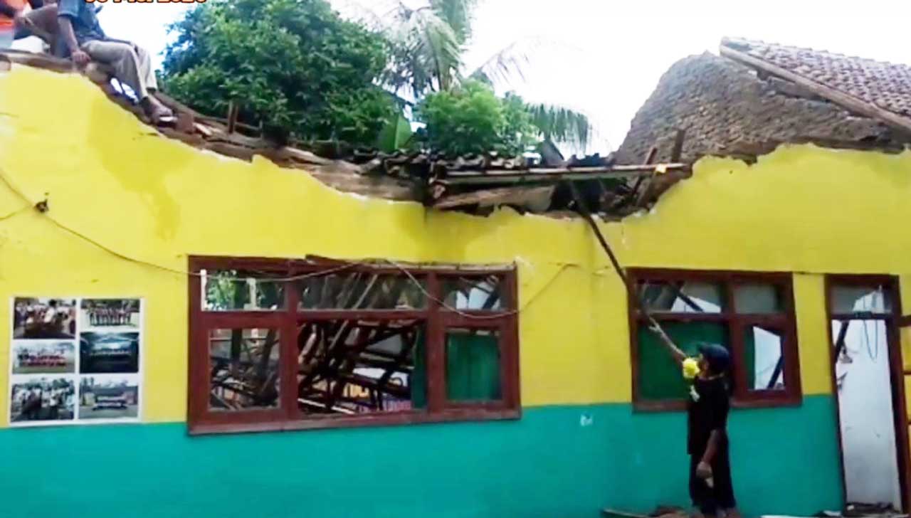 Video: Atap Gedung SDN 2 Klompangan Jember Ambruk