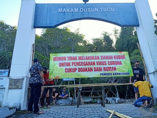 Tangkal Corona, Idul Fitri Dua TPU dan Akses Jalan Desa di Jombang Ditutup