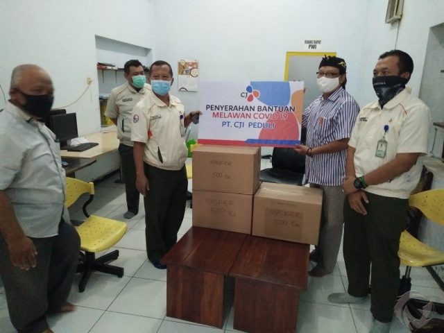 Perangi Covid-19, PT CJI Peduli Bagikan 9.000 Masker dan 4.100 Paket Sembako untuk Warga Jombang