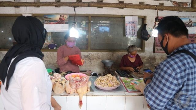 Jelang Hari Raya Saat Pandemi Covid-19,  Harga Daging Ayam di Blitar Melambung