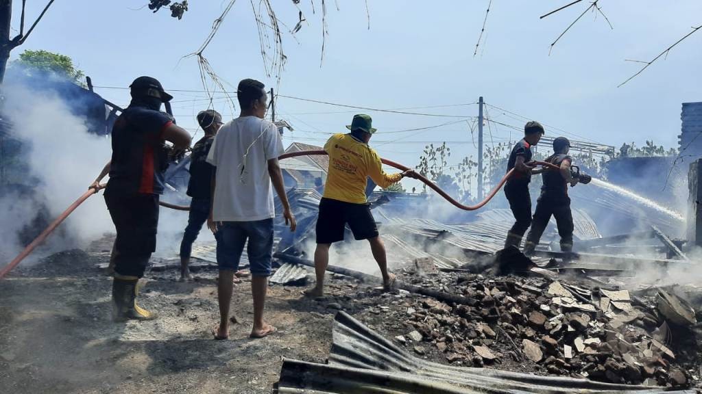 Gegara Bakar Sampah, Gudang Kosong di Situbondo Terbakar