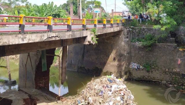 Tunggu Tim PJ2N, Jembatan Penghubung Probolinggo-Lumajang Ambrol Belum Dianalisa