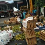 Truk Terguling di Lamongan, Muatan Jeruk Ambyar Berserakan ke Jalan Raya