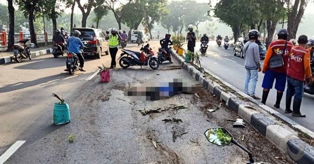 Tabrak Median Jalan, Pengendara Motor di Surabaya Tewas Disambar Mobil
