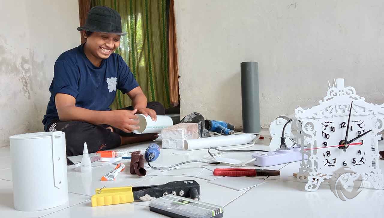 Bosan di Rumah, Pemuda di Kota Probolinggo Bikin Kerajinan Berbahan Paralon