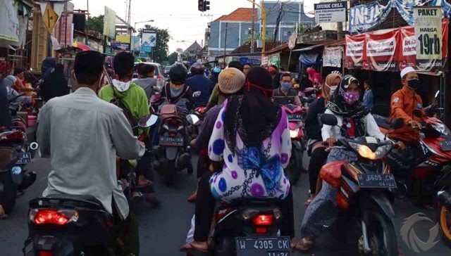 Dekat Lokasi Check Point, Kerumunan Orang di Pasar Dukun Gresik Dibiarkan