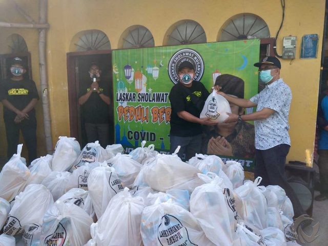 Laskar Sholawat Jember Bagi-bagi Sembako, Sisir Warga Tak Peroleh Bansos ‘Resmi’