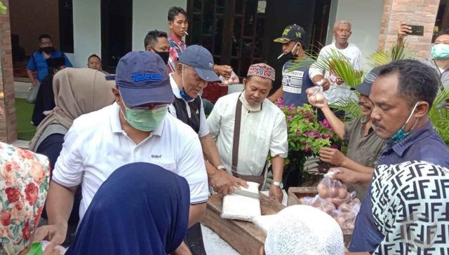 Mantan Wali Kota Probolinggo, Bagi-bagi Tempe dan Telur