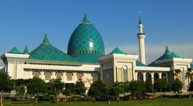 Covid-19, Pemprov Jatim Izinkan Salat Id di Masjid Al Akbar Surabaya