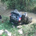 Diduga Sopir Mengantuk, Mobil Innova Terbalik Terjun ke Sungai di Nganjuk
