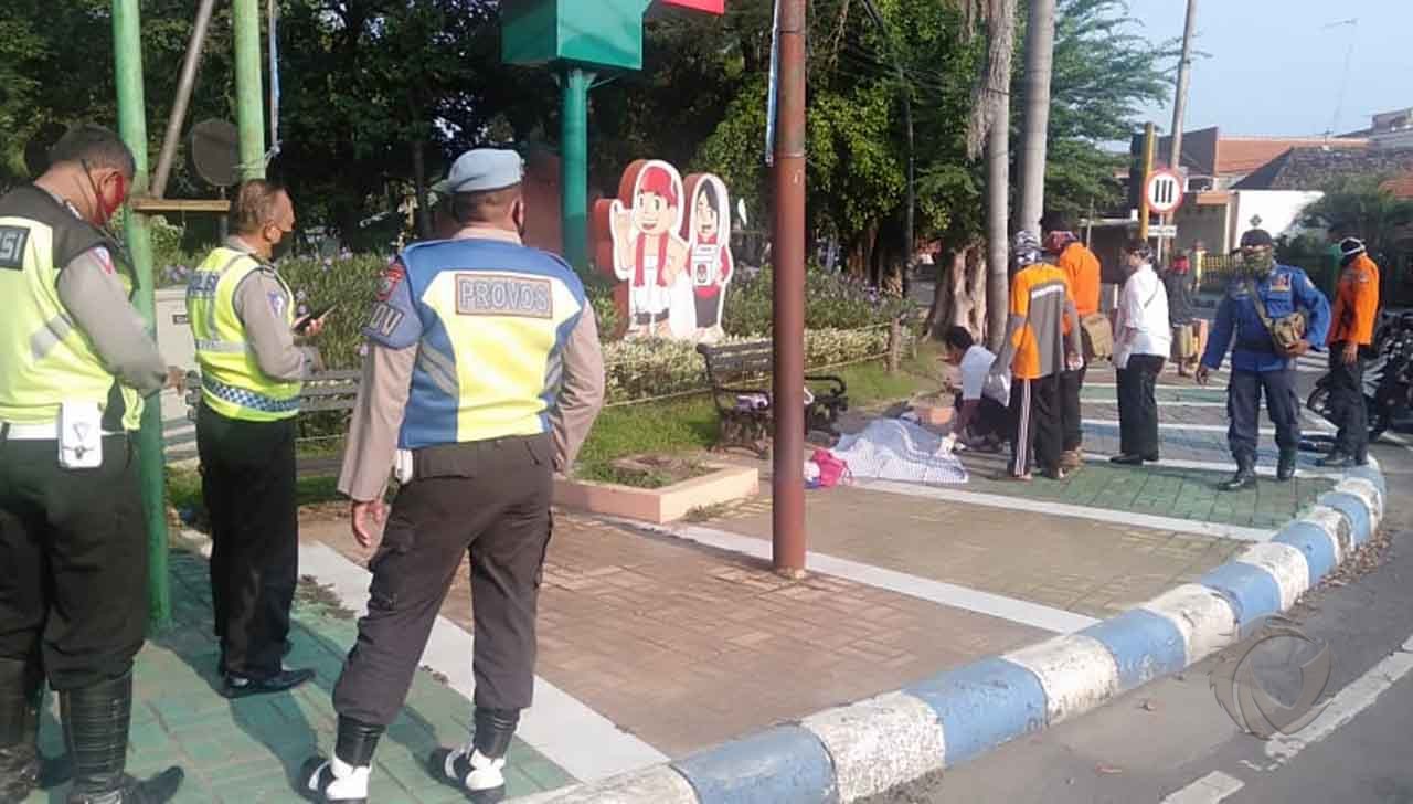 Diduga Sakit, Perempuan Tergeletak Lemas di Trotoar Kebonrojo Jombang