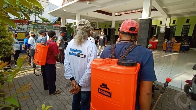 Semprotkan Disinfektan, Cara Pokmas di Kota Probolinggo Sambil Nunggu Buka Puasa
