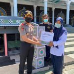 Covid-19, Polisi Bagi Sembako untuk Pengurus Masjid