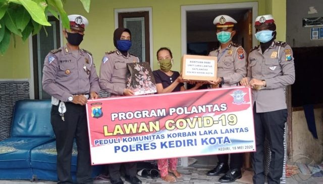 Satlantas Polresta Kediri Berbagi Sembako ke Keluarga Korban Laka Lantas