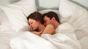 Suami Memeluk Istri Saat Tidur, Ini Manfaatnya