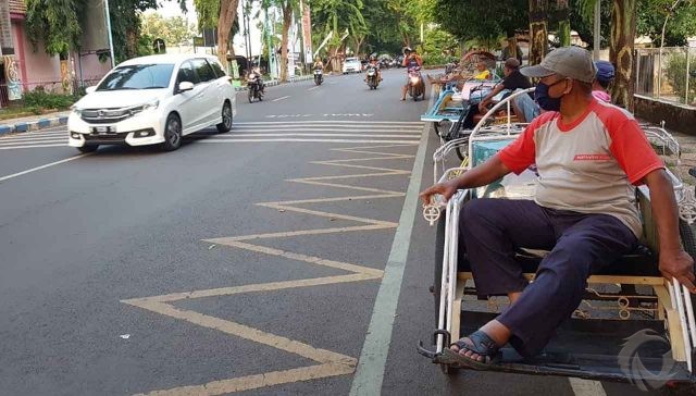 Sepi Penumpang, Tukang Becak di Kota Probolinggo Berjajar Tunggu Takjil Atau Sedekah