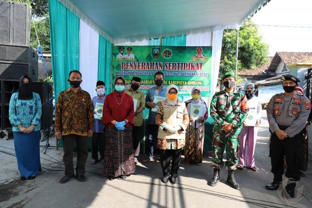 Bupati Jombang Ingatkan New Normal saat Serahkan 1.000 sertifikat Program PTSL di Sumbermulyo