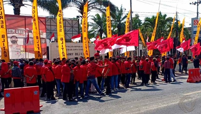 Ratusan Massa PDIP Blitar Geruduk Polres, Dorong Usut Pembakaran Bendera Partai