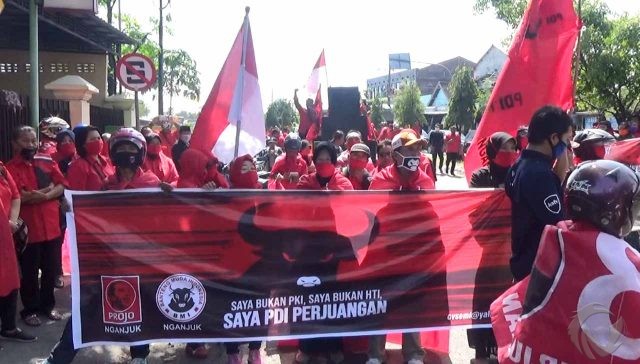 Gegara Bendera Partai Dibakar, Ratusan Kader PDIP Nganjuk Geruduk Mapolres