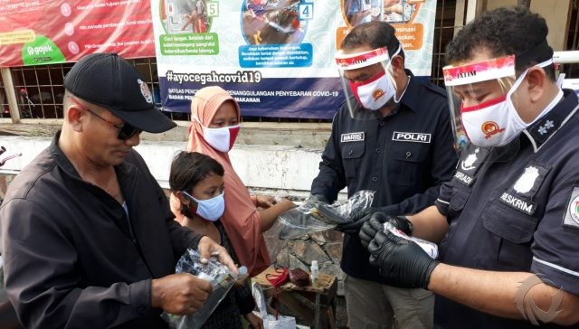Pengunjung Pasar Kapas Krampung Surabaya Terima Masker dari Polda Jatim