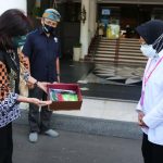 Pemkot Surabaya Terima Bantuan 7.270 Masker Anak dari Unair dan UNICEF