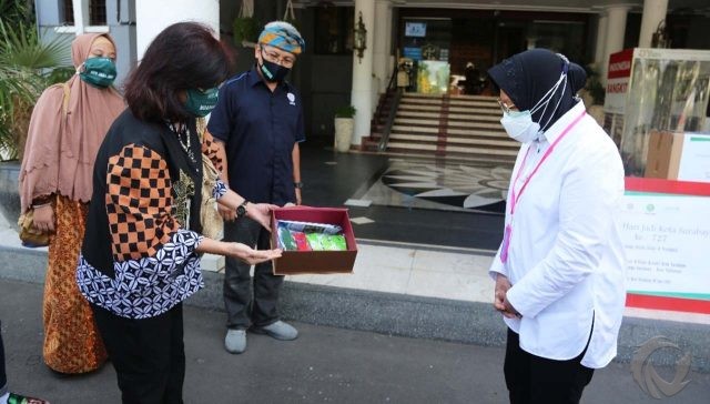 Pemkot Surabaya Terima Bantuan 7.270 Masker Anak dari Unair dan UNICEF