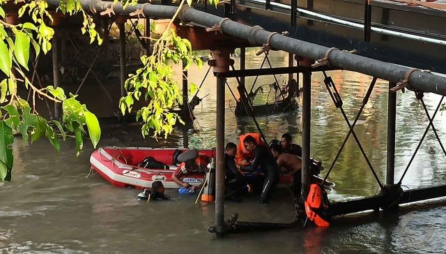 Tim Gabungan Temukan 1 Bocah Tenggelam di Bawah Jembatan Peneleh Surabaya