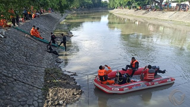 Mencari Ikan di Kali, Dua Bocah di Surabaya Terseret Arus