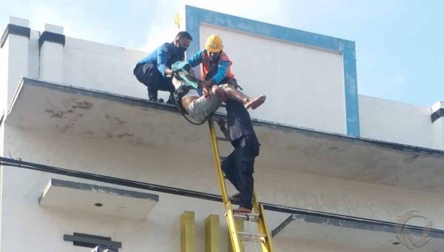 Perbaiki Atap Bengkel Motor Bocor, Pria di Jember Malah Tersengat Listrik