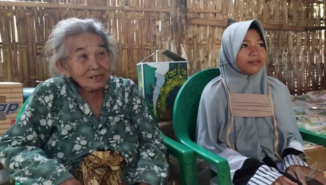 Tinggal di Gubuk Bersama Neneknya, Gadis di Probolinggo Tak Pernah Mengenyam Pendidikan