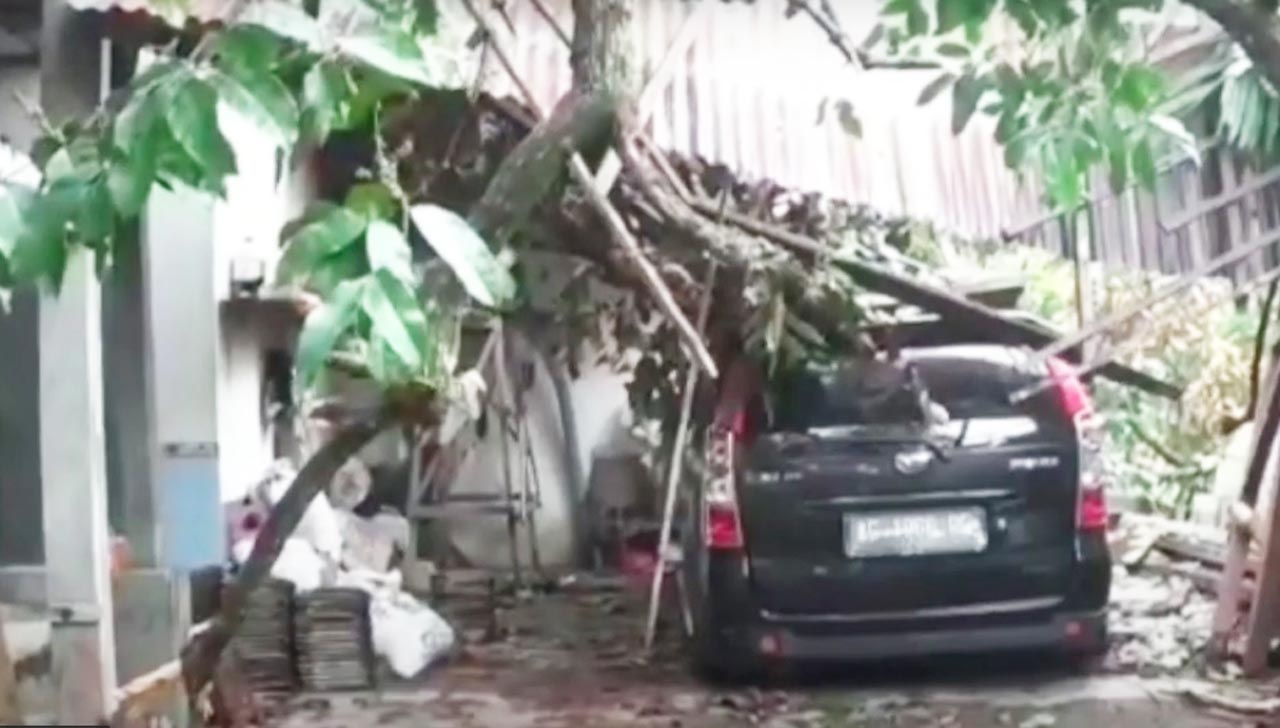 Video: Puting Beliung di Blitar Hancurkan Sejumlah Rumah