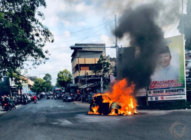 Mogok dan Didorong, Mobil Hyundai Ini Terbakar di Perempatan Jalan Jember