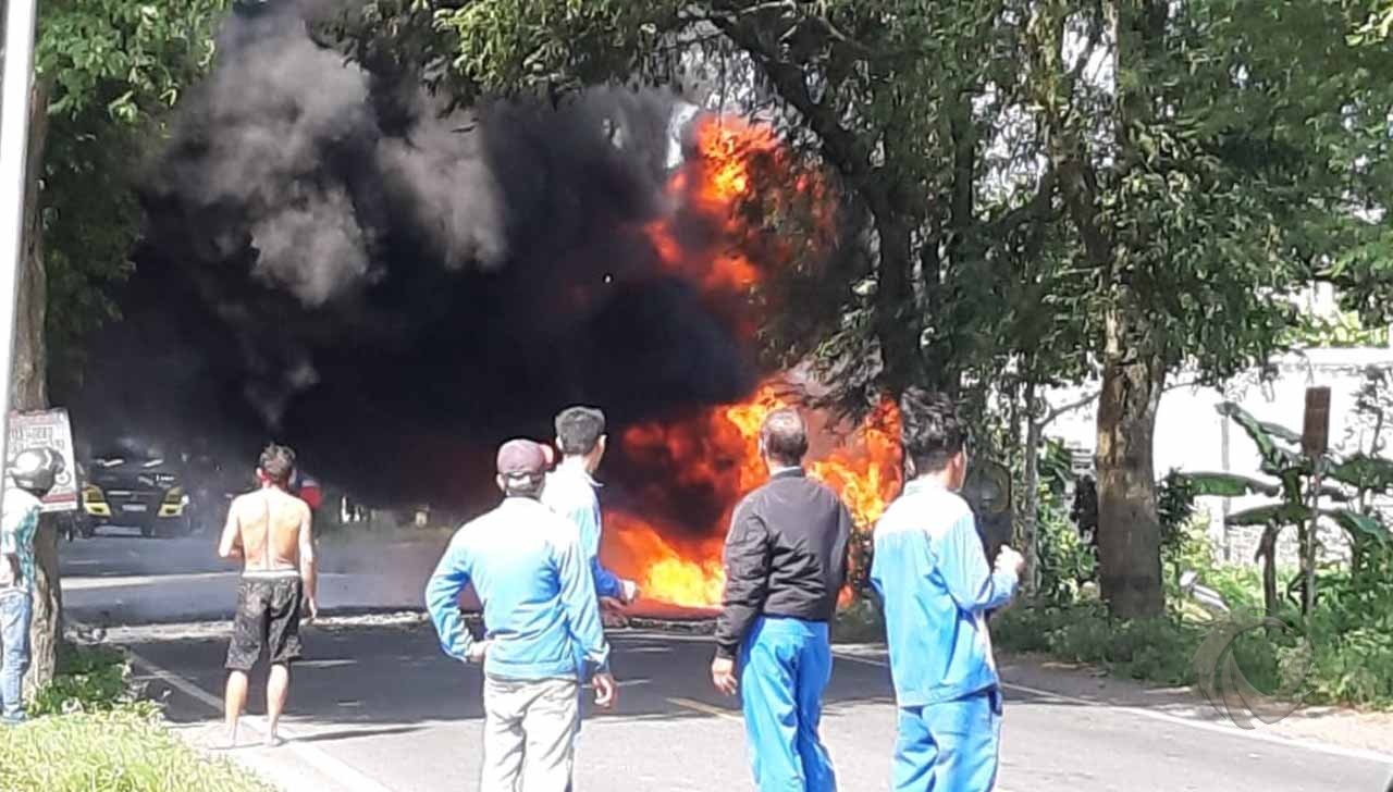 Angkut 500 Liter BBM, Mobil Daihatsu Expass Terbakar di Tulungagung