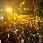 Pandemi Covid-19, Petugas Bubarkan Kerumunan Pesepeda Malam di Alun-alun Mojokerto