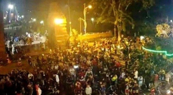 Pandemi Covid-19, Petugas Bubarkan Kerumunan Pesepeda Malam di Alun-alun Mojokerto