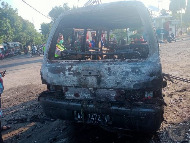 Diduga Konsleting, Mini Bus Hangus Terbakar di Depan SPBU Nganjuk