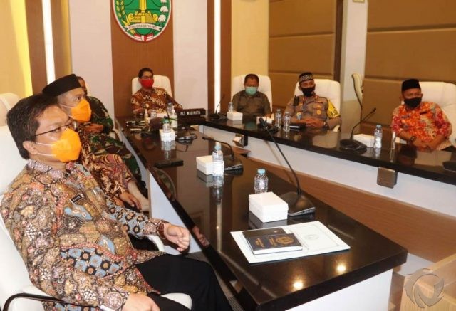 Plt Walikota Pasuruan Saat Ikuti Arahan Presiden RI