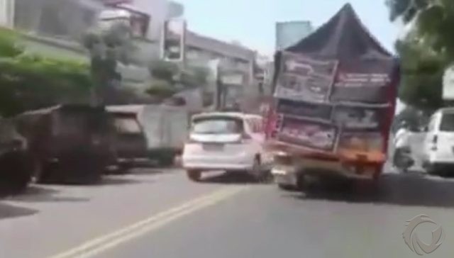 Viral Video Truk Oleng di Situbondo, Polisi Janji Tindak Tegas
