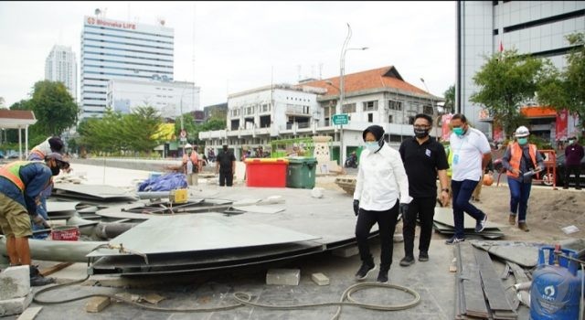 Kunjungi Proyek Alun-alun Surabaya, Risma Minta Siapkan Area Bermain Skateboard