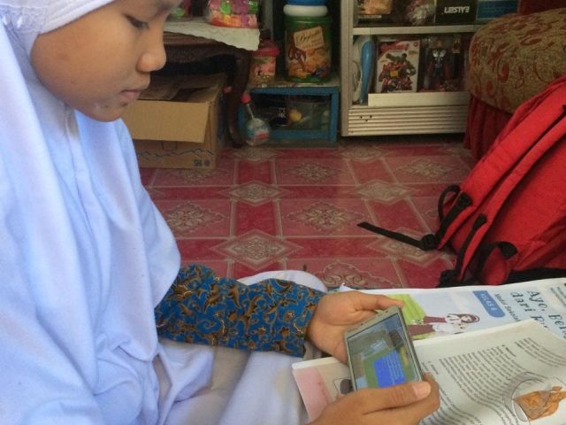 Belajar Sistem Daring, Wali Murid di Surabaya Mengeluh