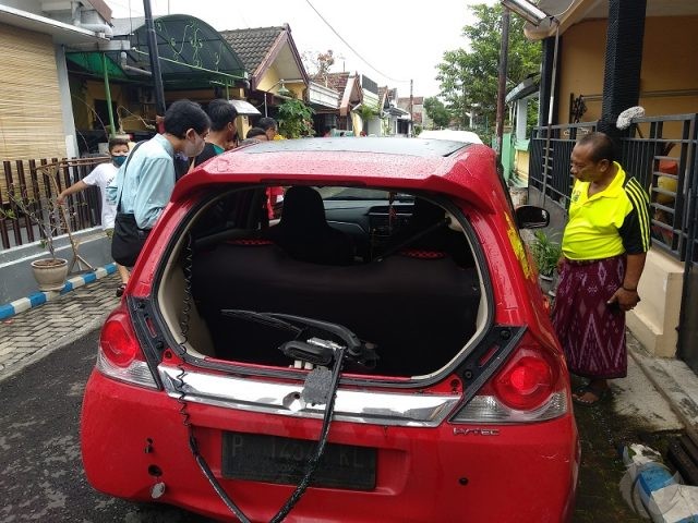 Mobil Brio dengan Bekas Tembakan dan Kaca Pecah Ditinggalkan di Permukiman Jember