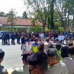 Mahasiswa di Pamekasan Demo Tolak Omnibus Law di Depan DPRD