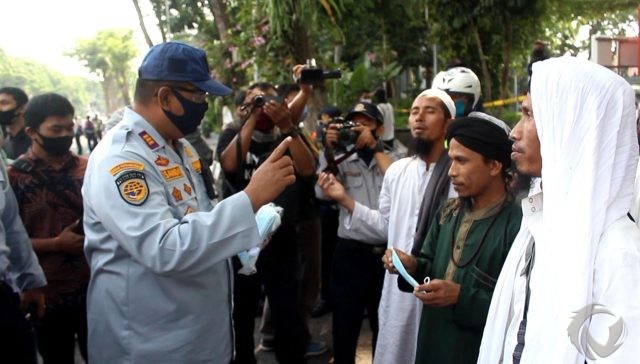 Terjaring Razia Masker, Penumpang Minibus Ini Malah Doa Bersama