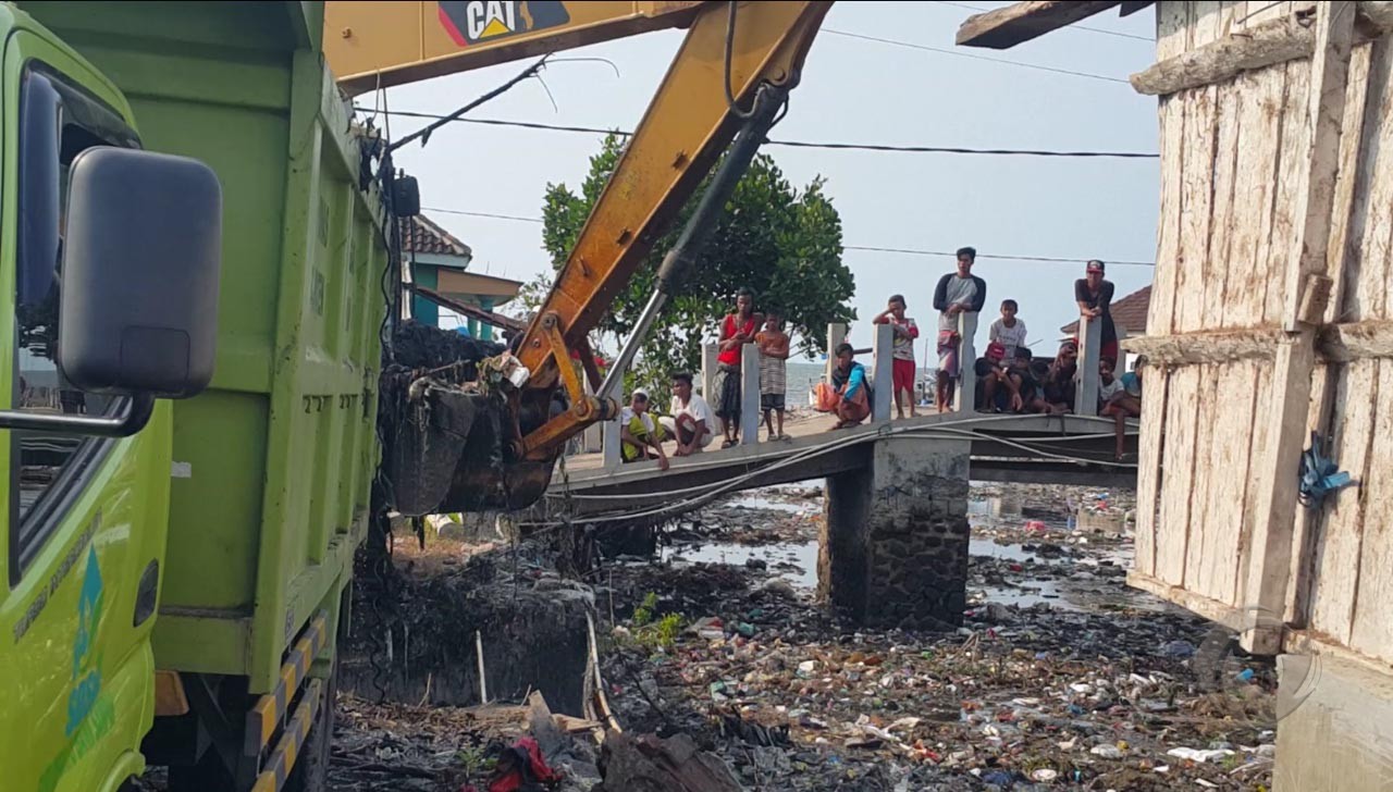 Ekskavator di Sungai Tambak Lekok Pasuruan Tak Bisa Maksimal Bersihkan Sampah