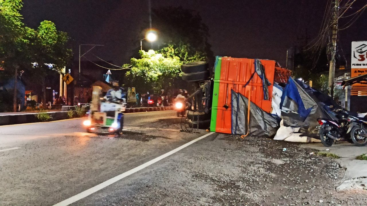 Patah As Gandengan Truk Muat Pakan Ternak di Sidoarjo 