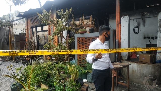 Diduga Akibat Konsleting Listrik, Gudang Kerajinan Batok di Blitar Terbakar